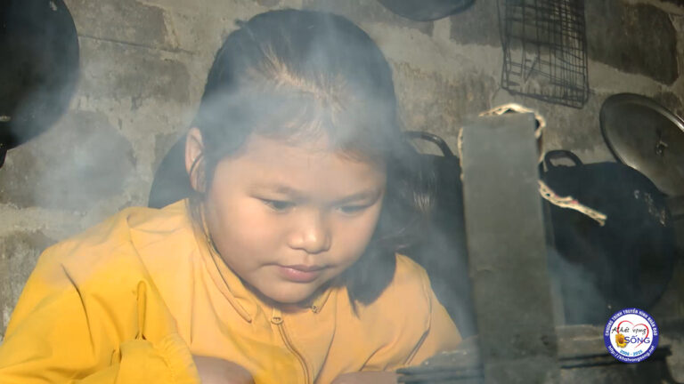 “Nhã Kỳ: Nụ cười kiên cường của cô bé dân tộc Dao mang trong mình căn bệnh quái ác”