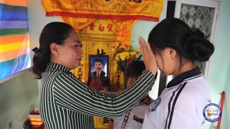 Nước mắt góa phụ trẻ: Chồng ung thư ra đi, nhà sập, gánh nặng nợ nần và hai con thơ