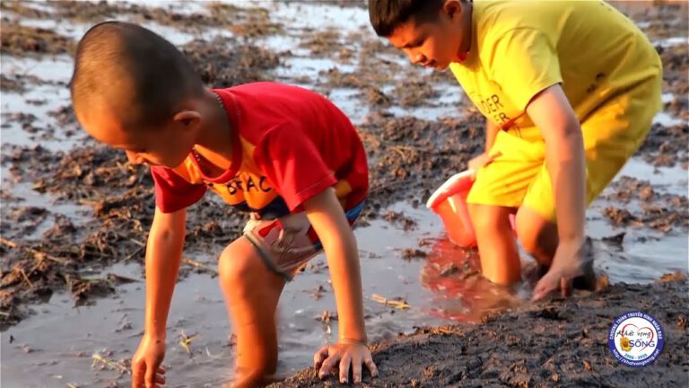 Vì Cha mẹ nghèo nên giờ con phải chịu cảnh tật nguyền