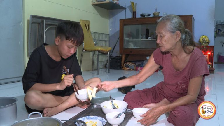 Giấc mơ kỹ sư của cậu bé không cha mẹ – và bà ngoại già hy sinh tất cả vì cháu