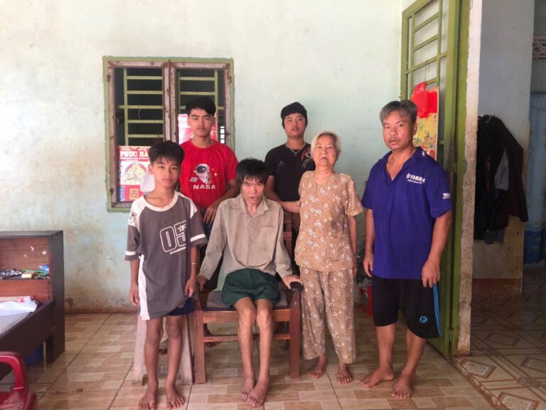 Lê lết vì tai biến vẫn cố gắng làm trụ cột gia đình