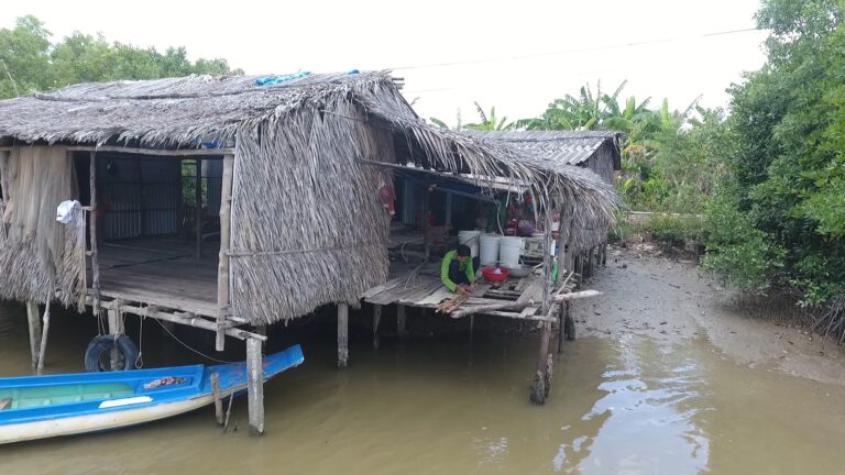 Vợ bỏ đi, một mình nuôi 3 con, cha mẹ già bệnh tật
