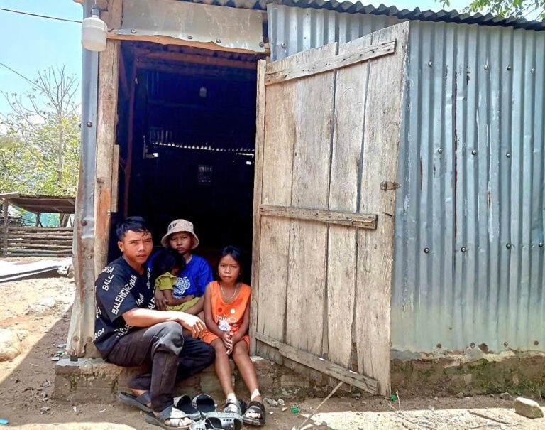 Nước mắt người chồng Raglai: Vợ ung thư, con thơ dại, khát khao được chữa lành