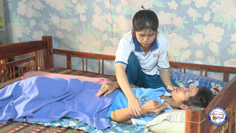 Nữ sinh lớp 12 liều làm hồ sơ giả xin đi làm thuê, chỉ mong đủ tiền học lớp 12
