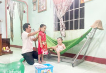 Tang cha chưa nguôi, mẹ vẫn hôn mê, một mình oằn vai gánh cả gia đình