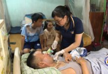 Không dám gục ngã – vì sau lưng là chồng liệt giường và 3 con nhỏ