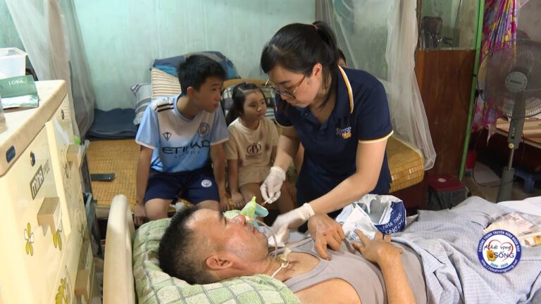 Không dám gục ngã – vì sau lưng là chồng liệt giường và 3 con nhỏ