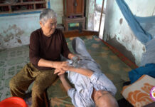 82 tuổi, gánh gồng chồng con cháu