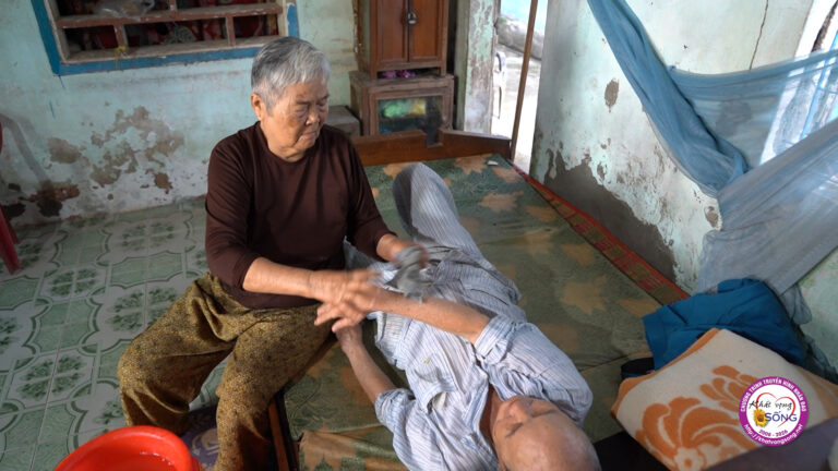 82 tuổi, gánh gồng chồng con cháu