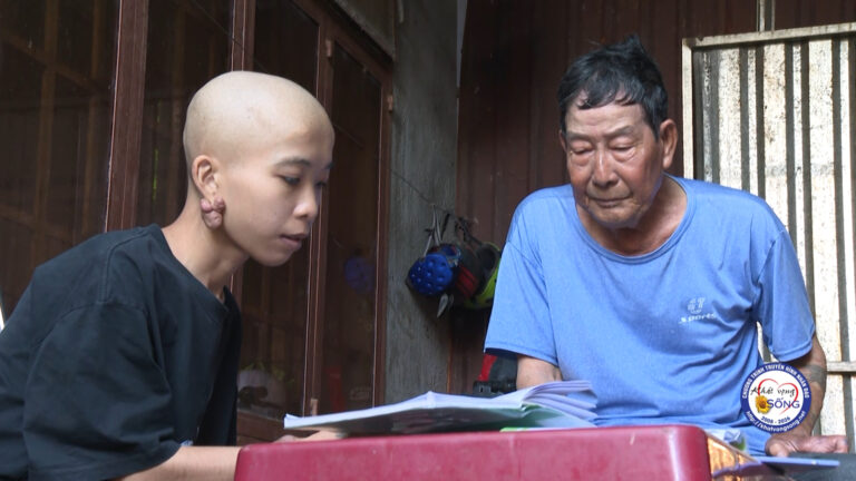 77 tuổi, chỉ xin trợ giúp để cứu mạng Cháu Nội