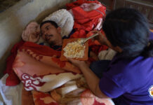 Mẹ người Tà Ôi một mình nuôi chồng liệt giường và 2 con thơ trong căn nhà 20m² dột nát.