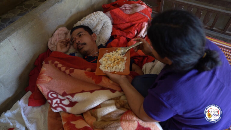 Mẹ người Tà Ôi một mình nuôi chồng liệt giường và 2 con thơ trong căn nhà 20m² dột nát.