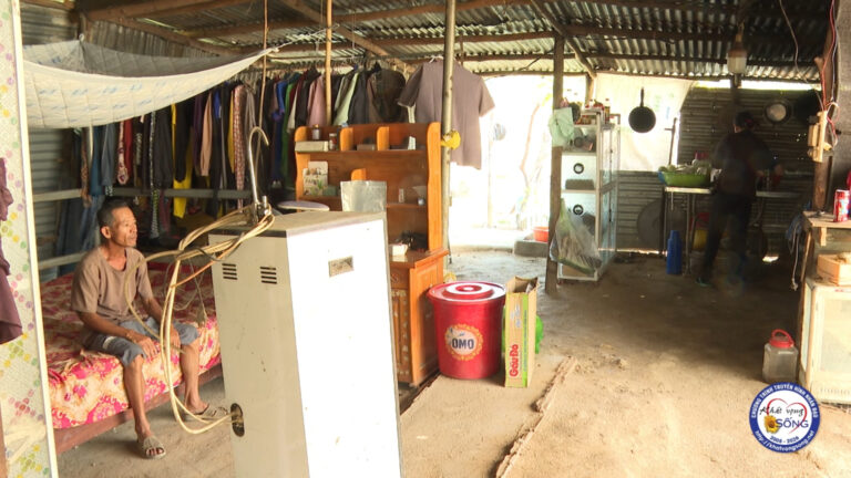 Con bệnh tăng động, Cha ung thư lưỡi, mẹ thận hư trong căn nhà dột nát