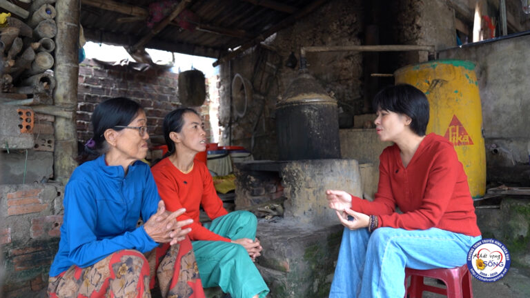 Tuổi già nuôi con thiểu năng và hai đứa cháu nhỏ