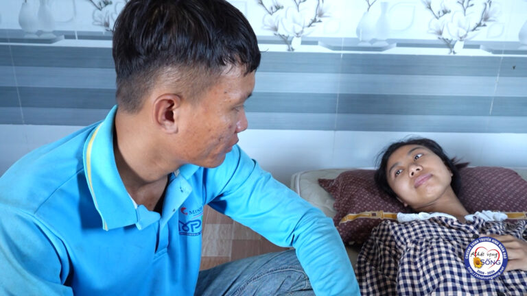 Bán nhà hay buông tay? Người chồng nghèo đứng trước lựa chọn đau lòng để cứu vợ