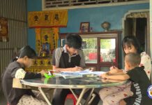 4 đứa con mồ côi mẹ và người cha lênh đênh biển xa kiếm sống