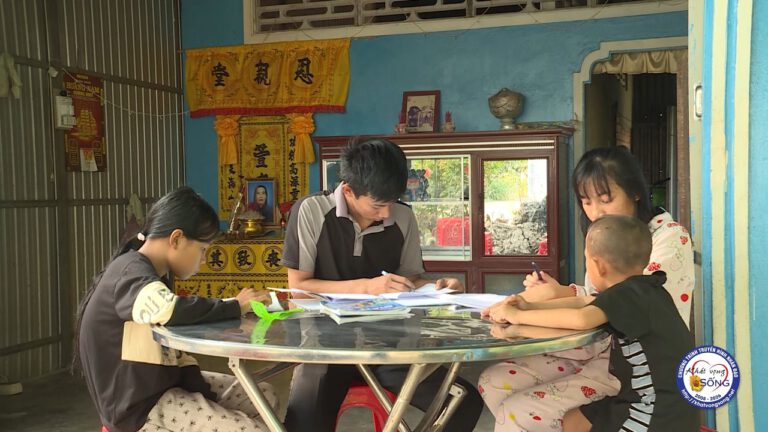 4 đứa con mồ côi mẹ và người cha lênh đênh biển xa kiếm sống