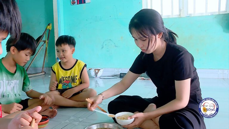 Từ mẹ đơn thân đến trụ cột gia đình: Em út nuôi 3 đứa trẻ và mẹ ung thư giai đoạn cuối