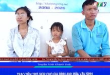 Trao tiền trợ giúp cho gia đình anh Hứa Văn Sinh