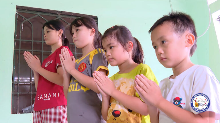 Mẹ bỏ đi, Cha buông xuôi, tiếng khóc nghẹn của 4 Chị Em mồ côi