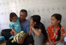 3 đứa trẻ mồ côi lây lắt sống với người cha bươn chải