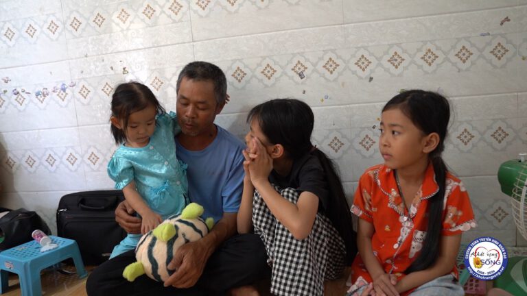 3 đứa trẻ mồ côi lây lắt sống với người cha bươn chải