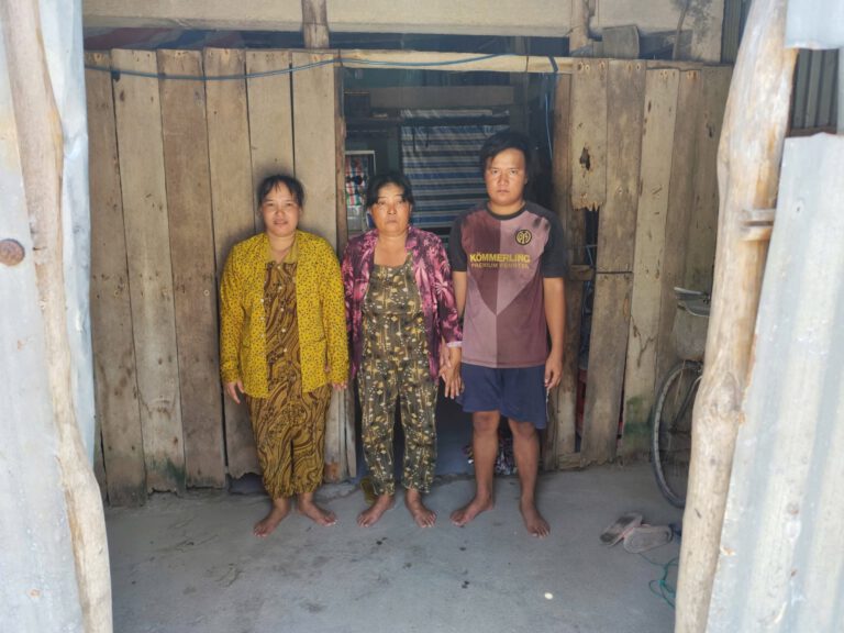 Mẹ bệnh đau, mò sò bắt cá nuôi 2 con tâm thần
