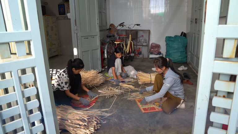 Hai con đã mất cha, giờ mẹ lại mang ung thư giai đoạn cuối