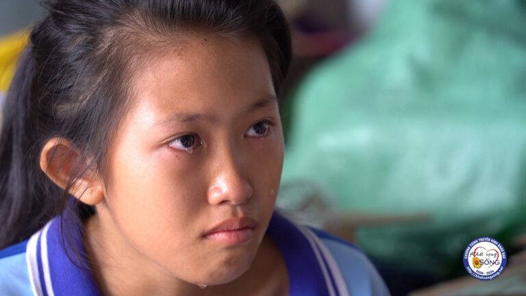 Nội già lượm ve chai, nuôi cháu gái côi cút