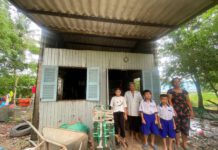 Giúp người đàn bà vác trấu gồng gánh gia đình