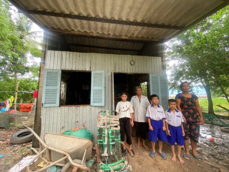 Giúp người đàn bà vác trấu gồng gánh gia đình