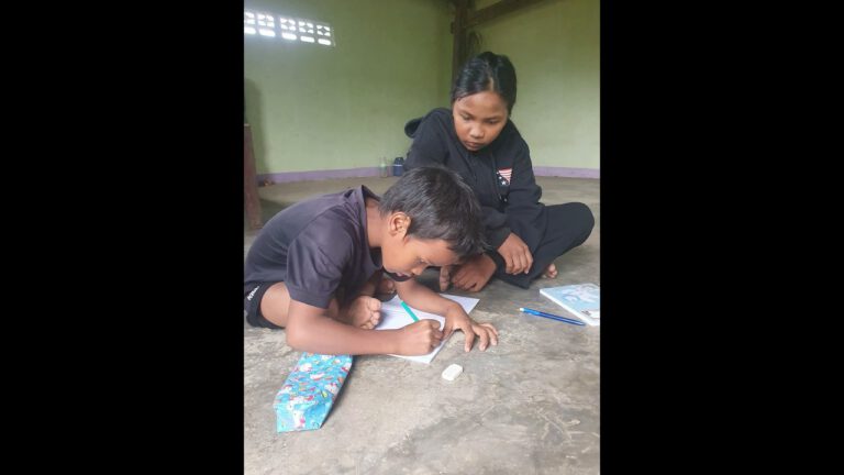 Giúp con thêm vài năm học, để khôn lớn mà nuôi em