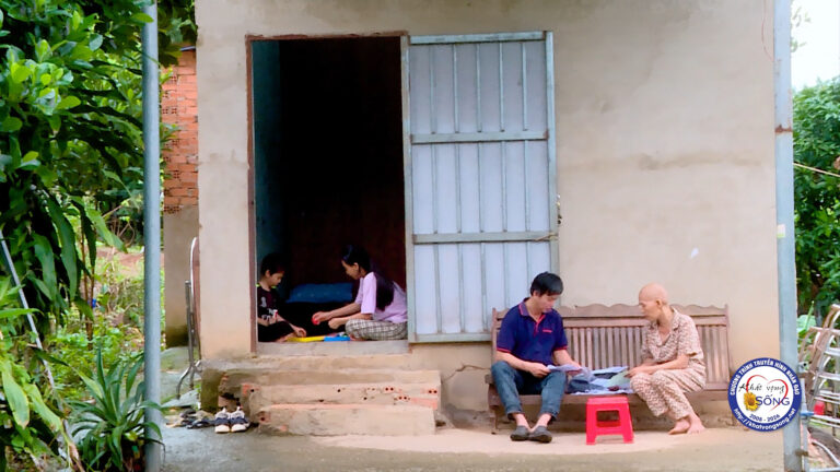 46 tuổi, ung thư vú, chồng bệnh tâm thần phân liệt 10 năm và 2 con nhỏ 11 và 8 tuổi.