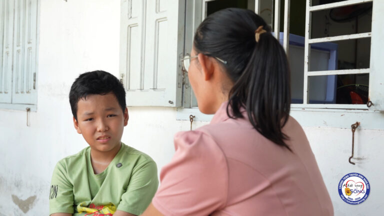 Cháu bé 12 tuổi bơ vơ bên bà ngoại già đau yếu